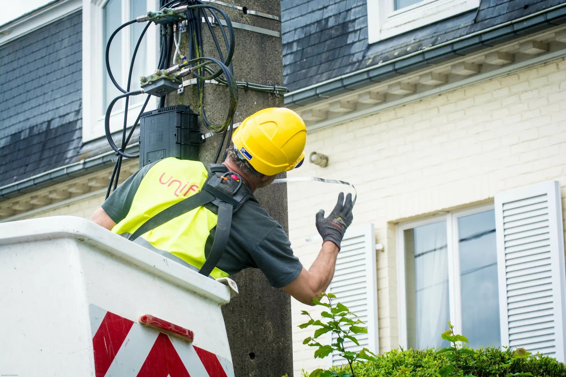 Dans votre rue, la fibre est déployée sur les poteaux électriques