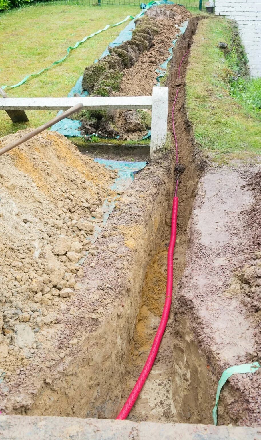 La fibre est amenée de la rue dans votre maison par une tranchée